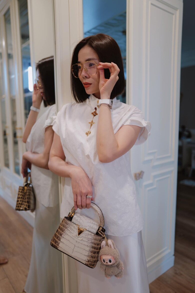 Để thêm điểm nhấn, Lệ Quyên còn gắn thêm phụ kiện độc đáo.