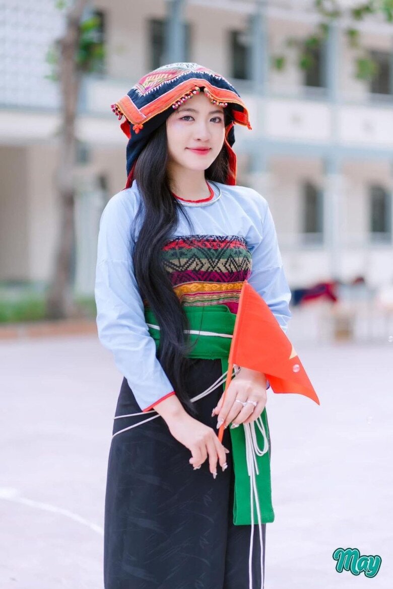 Không dừng lại ở vẻ đẹp hiện đại, Vi Như Nguyệt còn ghi điểm mạnh mẽ khi khoác lên mình bộ trang phục truyền thống của dân tộc Thái. Bộ váy áo sặc sỡ cùng chiếc khăn đội đầu đặc trưng càng tôn lên nét đẹp bản sắc của cô gái vùng cao.