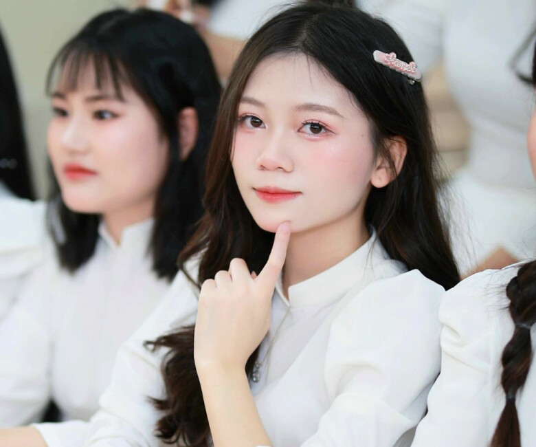 Sinh ra trong một gia đình thuần nông ở bản Mường Cạt, Nguyệt Nhi thấu hiểu được sự cực khổ của bố mẹ nên đã dốc sức tự học hành để không phụ lòng mong mỏi của gia đình.