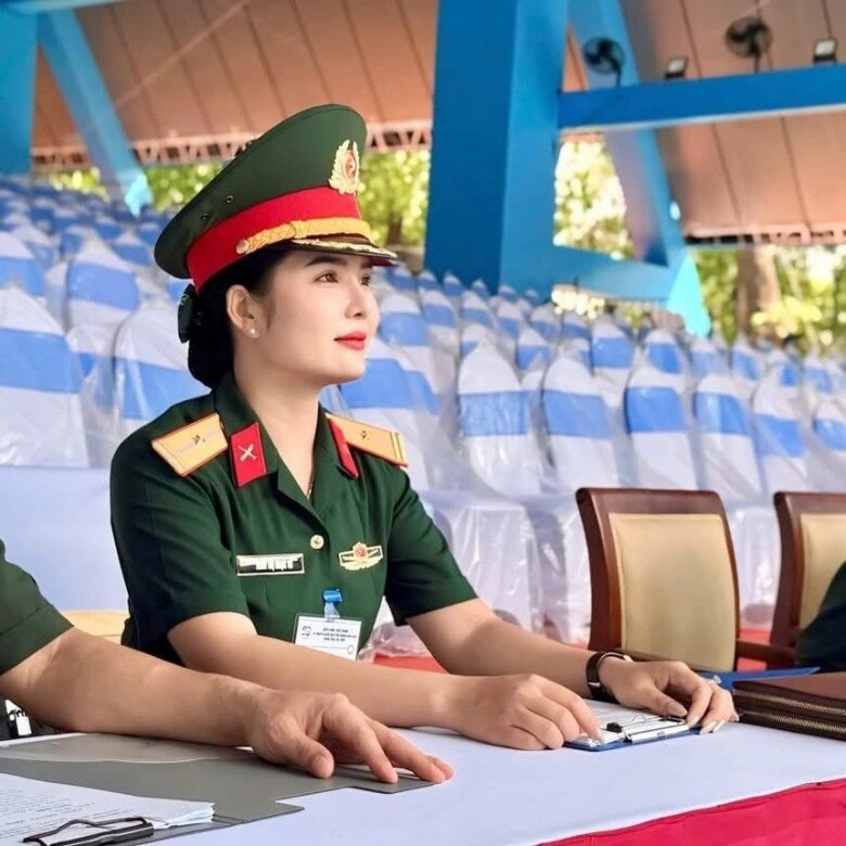 Nhan sắc xinh đẹp, rạng rỡ như hoa hậu của nữ Thiếu tá khiến dân mạng phải trầm trồ.