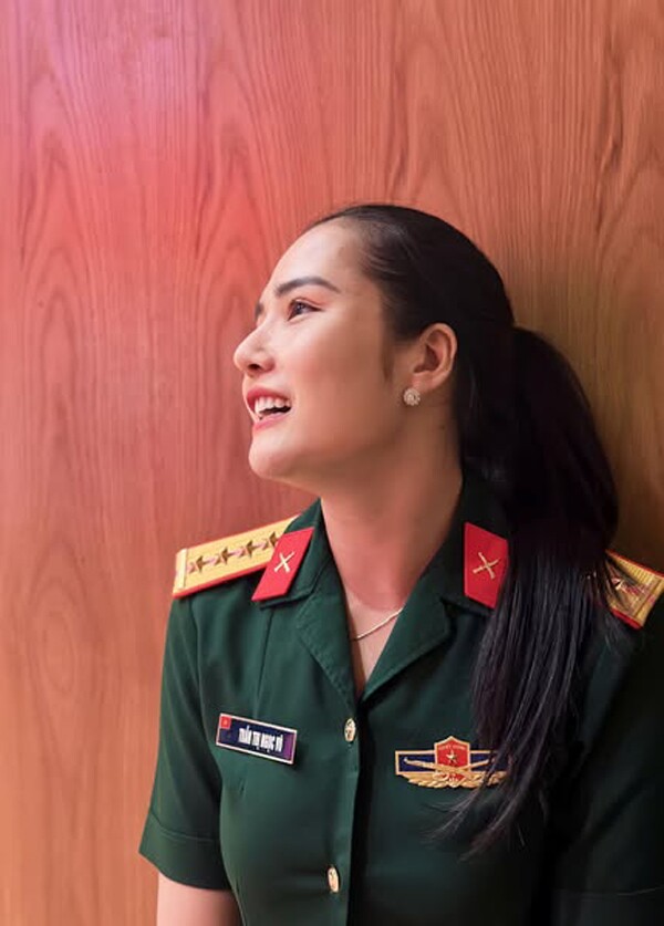 Góc nghiêng với sống mũi cao thẳng tắp của nữ Thiếu tá.