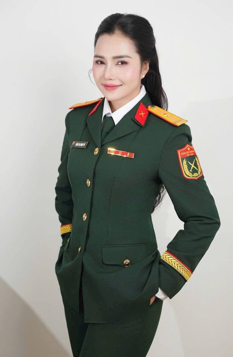 Hình ảnh nghiêm túc nhưng không kém phần xinh đẹp và cao ráo của Thiếu tá Ngọc Vũ trong bộ quân phục. 