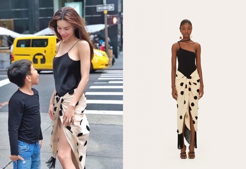 Chiếc váy chấm bi vạt xéo mà Hồ Ngọc Hà diện đến từ thương hiệu Jacquemus – nhà mốt Pháp nổi tiếng với các thiết kế phá cách, từng tạo ảnh hưởng lớn đến xu hướng thời trang thế giới. Kỹ thuật xoắn vải ở phần chân váy khiến nhiều người lầm tưởng thành khăn quấn. 
