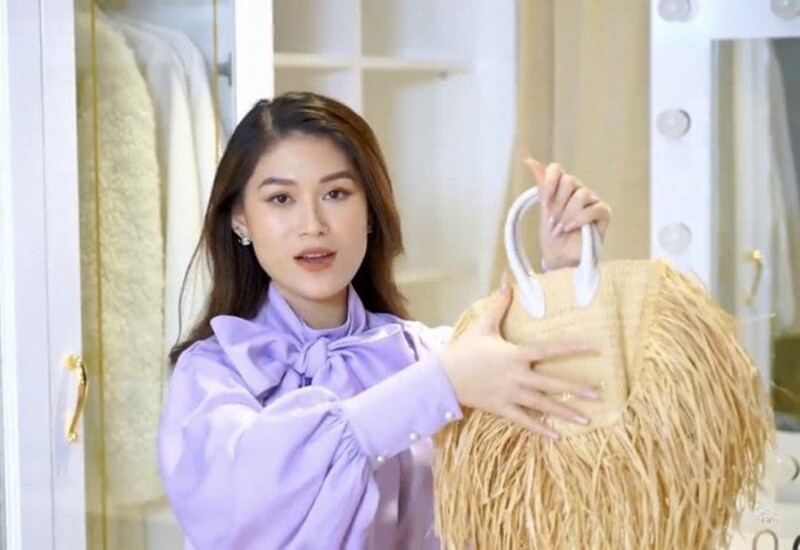 Rich kid Ngọc Thanh Tâm từng khiến cộng đồng mạng thắc mắc khi khoe chiếc túi Jacquemus mới “tậu”. Dù trị giá hơn 10 triệu, chiếc túi nhỏ xíu chỉ bằng gang tay, sức chứa thậm chí thua cả túi vài chục nghìn ngoài chợ.