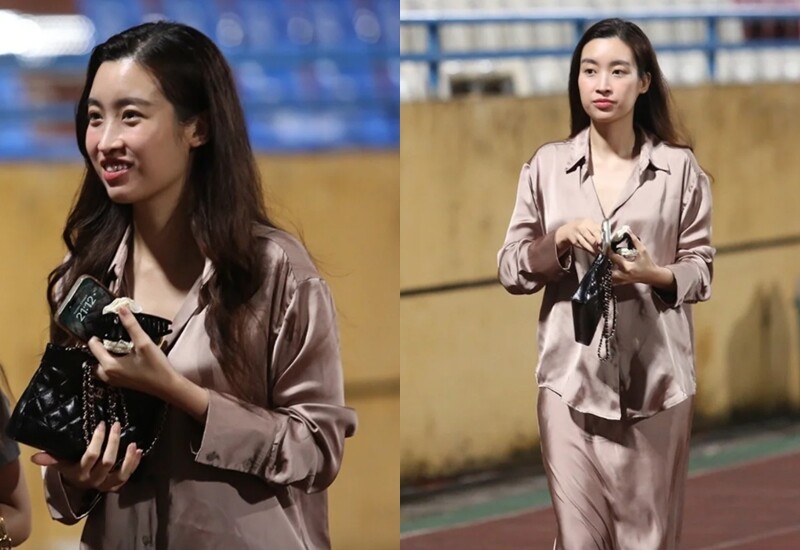Dâu hào môn Đỗ Mỹ Linh cũng từng rơi vào hoàn cảnh tương tự. Khi đi cổ vũ bóng đá, cô mặc set áo lụa màu nâu nhạt đồng chất liệu với chân váy, khiến nhiều người liên tưởng đến… đồ ngủ. Dù bị hiểu lầm, thiết kế mà Mỹ Linh lựa chọn lại thuộc dòng trang phục ứng dụng cao.