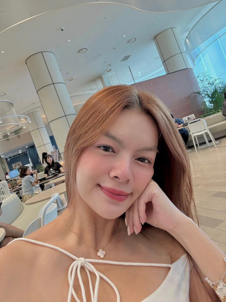 Sự xuất hiện tươi tắn, đầy năng lượng của Phạm Quỳnh Anh phần nào khiến công chúng bất ngờ bởi trước đó cô vừa trải qua không ít ồn ào.