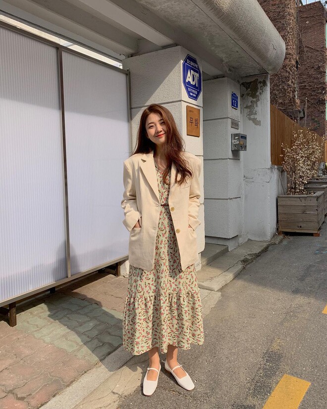 Chị em có thể phối áo blazer với váy hoa có cùng tông màu tạo nên tổng thể hòa hợp và mang đến hiệu quả kéo dài vóc dáng.