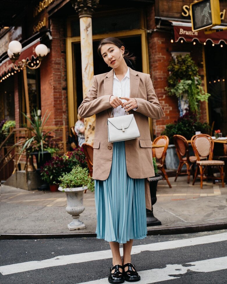 Khi xuống phố, các nàng có thể tạo sự đổi với với chiếc váy và blazer khác màu để thêm phần ấn tượng.