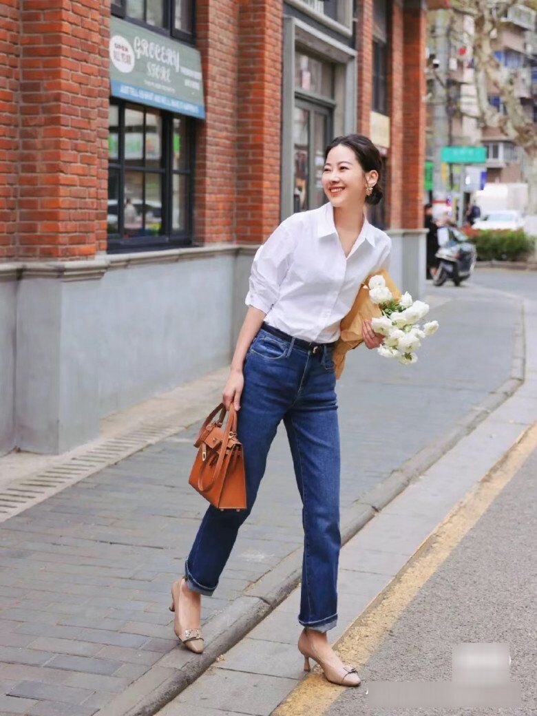 Quần jeans ống đứng, không ôm sát chân, tạo cảm giác vừa vặn thoải mái đồng thời khéo chỉnh sửa hình dáng bắp chân, đặc biệt lý tưởng cho những cô nàng có bắp chân thô.