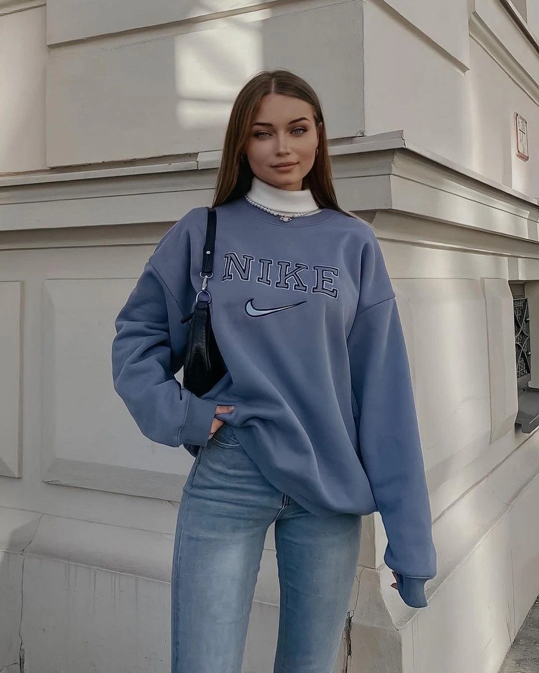 Áo sweater xanh ngọc là gợi ý hoàn hảo cho chị em, vừa giúp “hack dáng” vừa mang lại vẻ ngoài sành điệu, trẻ trung.