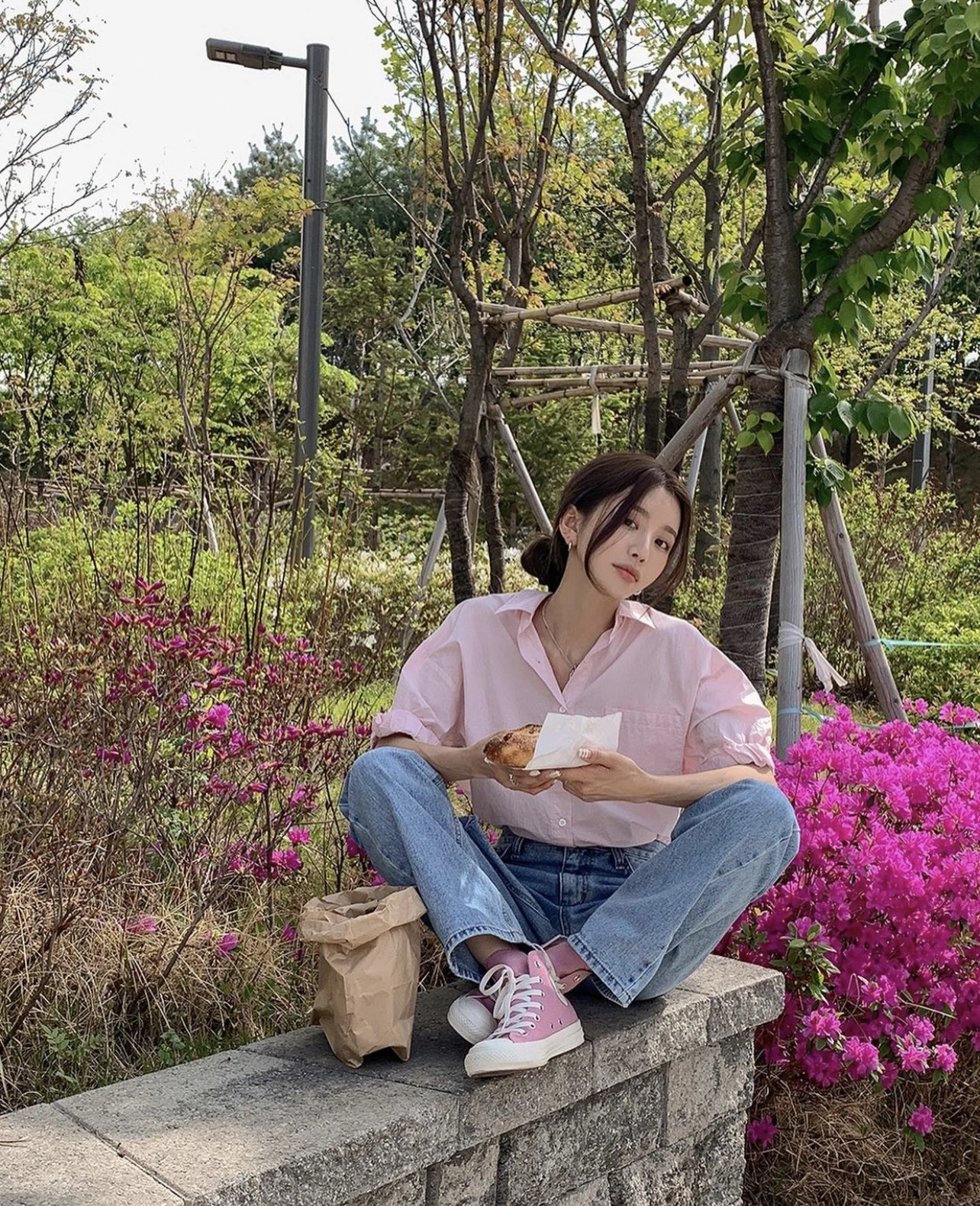 Bên cạnh những sắc độ màu xanh, chị em U40 cũng có có thể tham khảo chọn những item denim, vừa mang sắc xanh, giúp tôn da lại mang đến nét bụi bặm, trẻ trung.