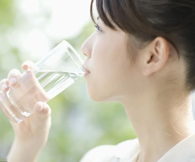 Việc đầu tiên bạn nên làm khi thức dậy là uống nước và không phải uống một cách ngẫu hứng, mà là uống có kế hoạch để khởi động quá trình đốt mỡ suốt cả ngày.