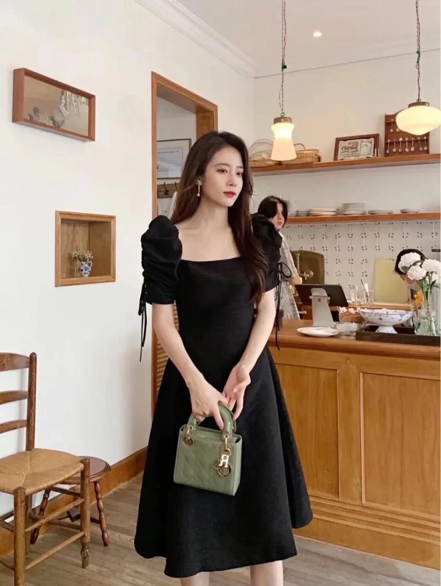 Nếu bạn bắt buộc phải mặc đen, hãy khéo léo kết hợp thêm phụ kiện sáng màu như thắt lưng, túi xách hay khăn choàng để cân bằng nguồn năng lượng.