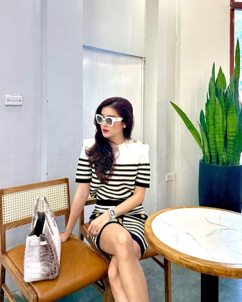 Cô sở hữu thiết kế Hermes Birkin cá sấu bạch tạng Himalaya có giá thấp nhất rơi vào khoảng 60 nghìn đôla, cao nhất vào khoảng 300 nghìn đôla.