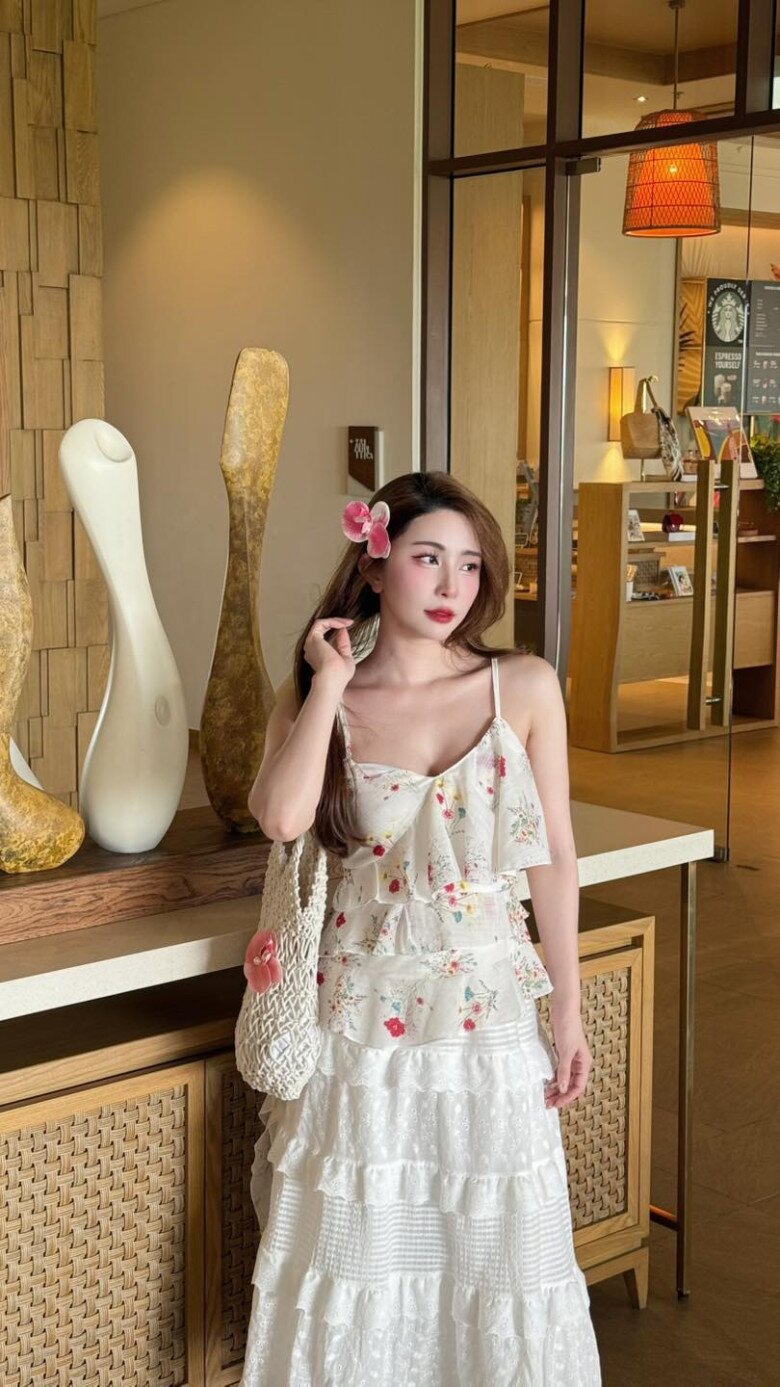 Không chỉ yêu thích váy hoa, Quỳnh Nga còn khéo léo mix áo họa tiết hoa cùng chân váy tầng bồng bềnh, tạo nên set đồ đi biển ngọt ngào, bay bổng và đậm chất thơ khiến ai nhìn cũng phải xiêu lòng.