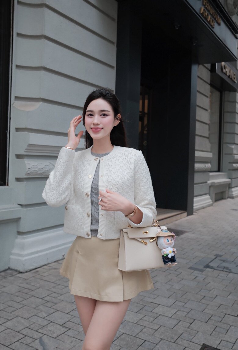 Cô nàng còn phối thêm phụ kiện Labubu để trông phá cách và trẻ trung hơn.