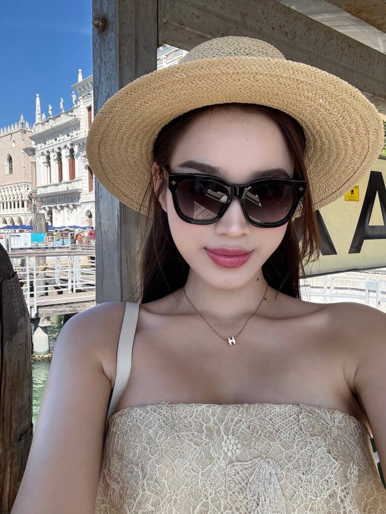 Chiếc vòng cổ nhỏ nhắn tô điểm cho bờ vai thon của nàng hậu.