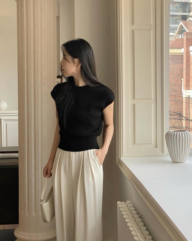 Những tông màu trung tính như đen, be, nâu hay xám khi mix cùng quần ống rộng màu trầm sẽ mang đến tổng thể hài hòa, tinh tế, dễ mặc hằng ngày.