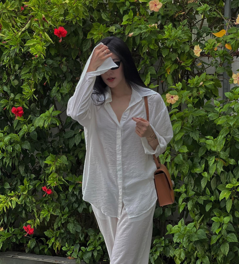 Vào những ngày đầu thu dịu mát, áo sơ mi vải lanh là lựa chọn hoàn hảo. Mix cùng quần ống rộng vải lanh, bạn sẽ sở hữu phong cách quý tộc cổ điển, phóng khoáng nhưng vẫn thoải mái. 