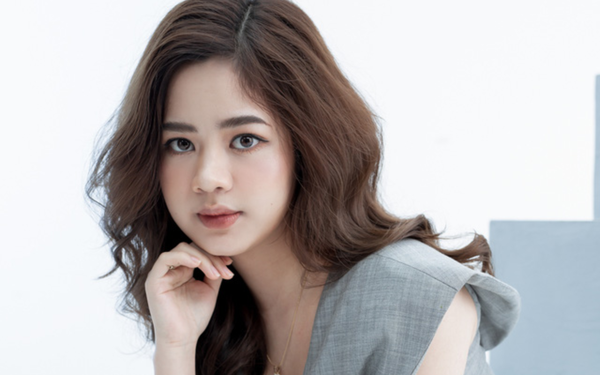 Sau đó, cô ngày càng chăm chút hơn về ngoại hình và đôi lúc cũng make up cầu kỳ khoe nhan sắc.