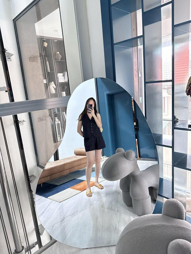 Bà xã Cường Đô La diện áo gile dáng ngắn với quần short khiến nhiều shop thời trang thi nhau ăn theo.