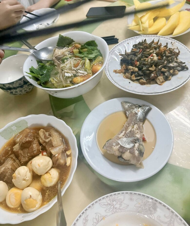 Mỗi lần về quê, Minh Hà đều cùng gia đình ăn những bữa cơm giản dị nhưng rất ngon miệng.