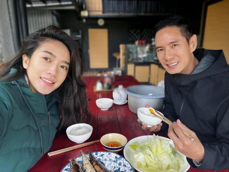 Xuất hiện với mặt mộc rạng rỡ, Minh Hà gây ấn tượng bởi làn da căng mướt, nụ cười tươi tắn, không cần son phấn vẫn tràn đầy sức sống bên cạnh bữa cơm đạm bạc, trong đó có hai loại thực phẩm giúp kiểm soát tốt cân nặng.