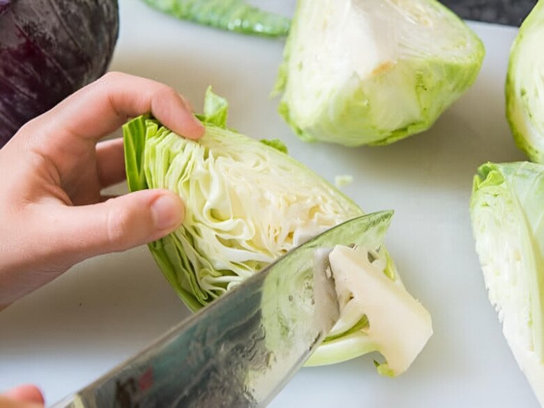 Bắp cải giúp giảm cân vì có hàm lượng calo thấp, nhiều chất xơ và nước, giúp tạo cảm giác no lâu, hạn chế ăn vặt và kiểm soát lượng calo nạp vào cơ thể.