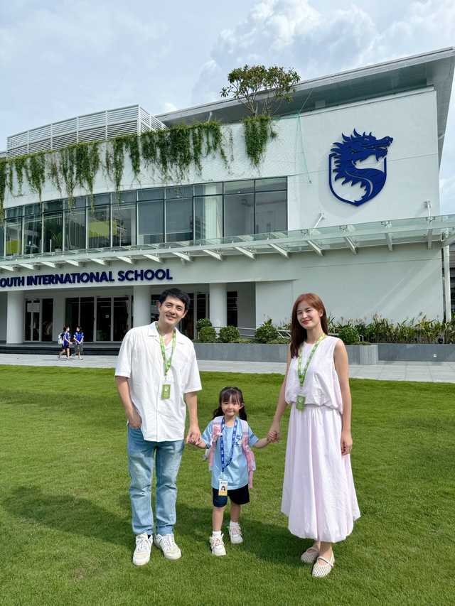 Đông Nhi và Ông Cao Thắng đón bé Winnie sau buổi học đầu tiên tại trường mới.
