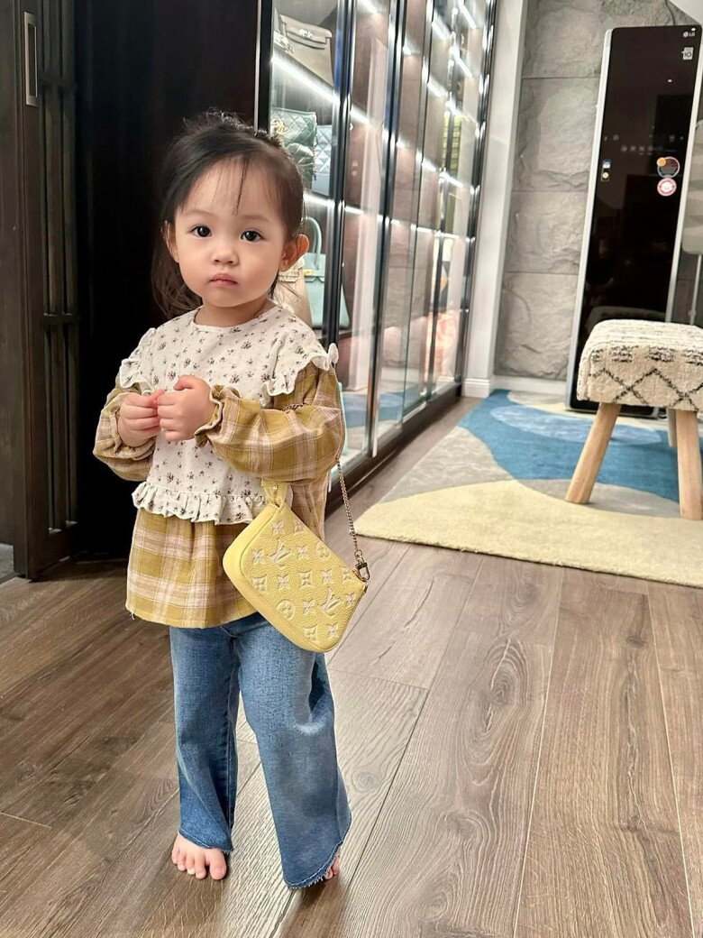 Suchin xách chiếc túi Louis Vuitton Easy Pouch On Strap dập họa tiết monogram, có giá 40 triệu đồng.