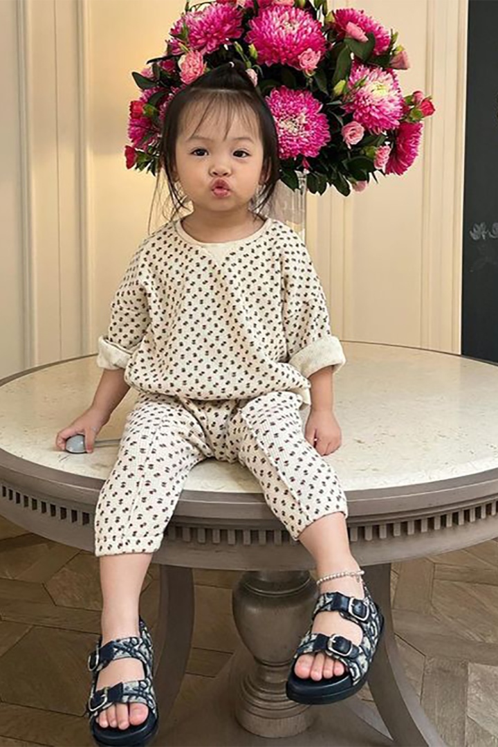 Đôi sandal 15,5 triệu đồng mà Suchin hay đi chính là món đồ gắn bó quen thuộc, hoàn thiện hình ảnh “tiểu thư nhí của gia đình.