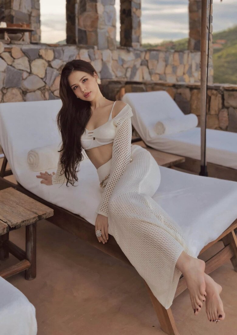Lấy cảm hứng từ phong cách “resort wear”, cô nàng chọn set áo bra và chân váy len móc tông trắng. Thiết kế cut-out tinh tế và phụ kiện nhẫn đá bản to tạo điểm nhấn cho outfit, tôn trọn vẻ quyến rũ của nàng tiểu thư màn ảnh.