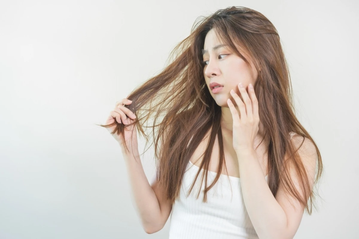 Tóc xõa dài vừa gây nóng bức lại dễ bị rối nếu không được chăm sóc cẩn thận.