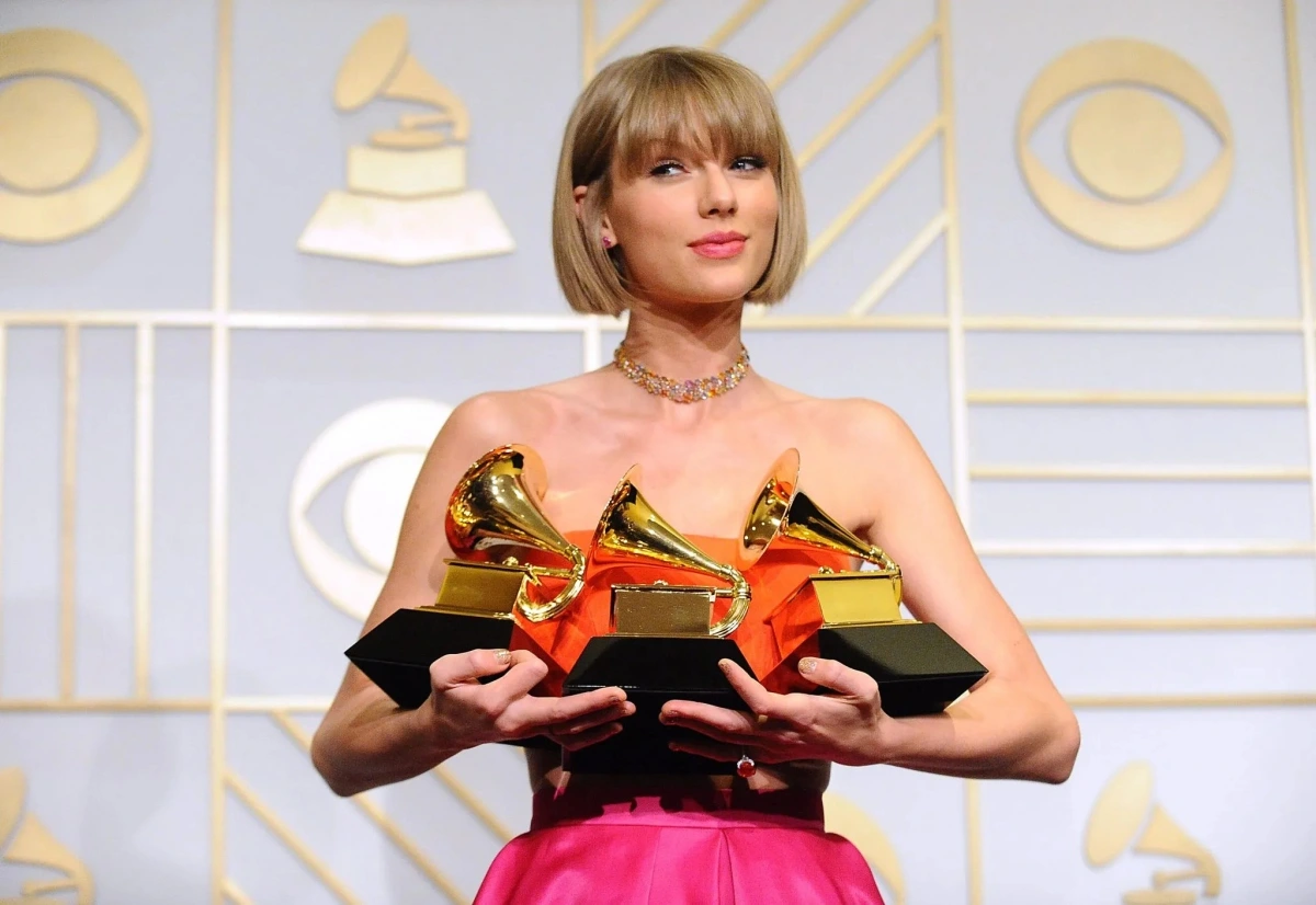 Taylor Swift đã liên tục lập và phá vỡ các kỷ lục, thể hiện sự xuất sắc và tầm ảnh hưởng vô song chỉ nhờ tài năng và sự nghiệp âm nhạc rực rỡ.