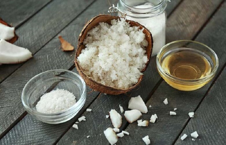 Kết hợp muối với dầu dừa tăng khả năng dưỡng tóc bóng mượt.