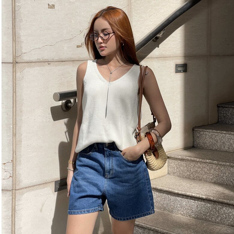 Mùa hè, chị em chắc chắn không thể thiếu một chiếc quần short denim thoải mái và năng động.