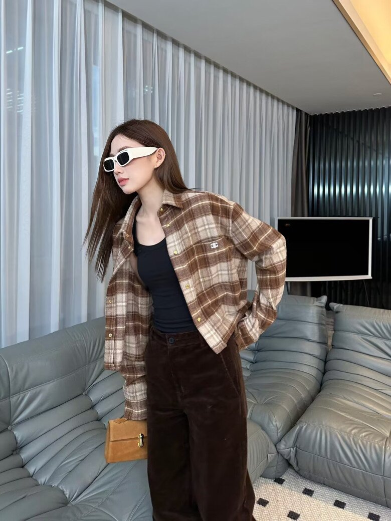 Một chiếc sơ mi nâu kẻ caro không chỉ thoát khỏi khuôn khổ “basic” mà còn mang đến cho người mặc phong thái vừa hoài cổ vừa mạnh mẽ, độc lập.