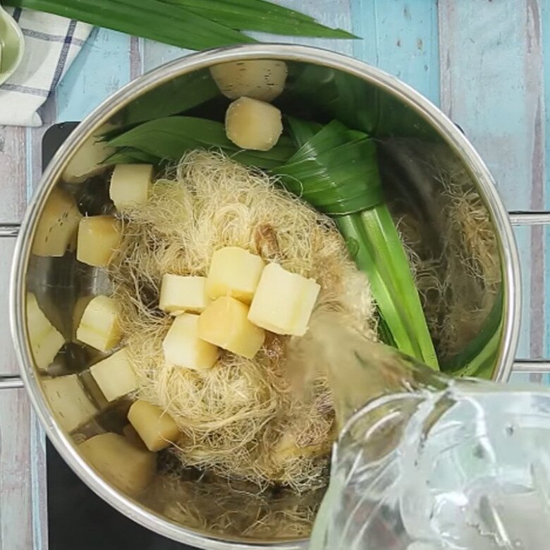 Uống nước râu ngô vừa phải có thể giúp chị em đẹp da, giữ dáng.
