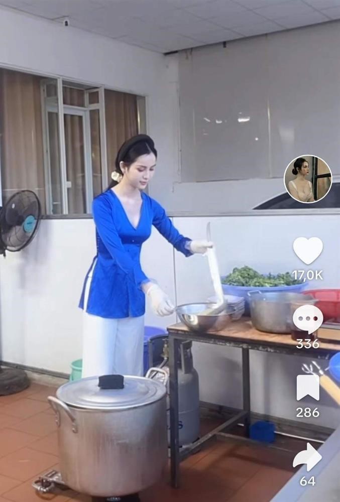 Có lúc, cô nàng còn diện cả áo bà ba đứng bán hàng.