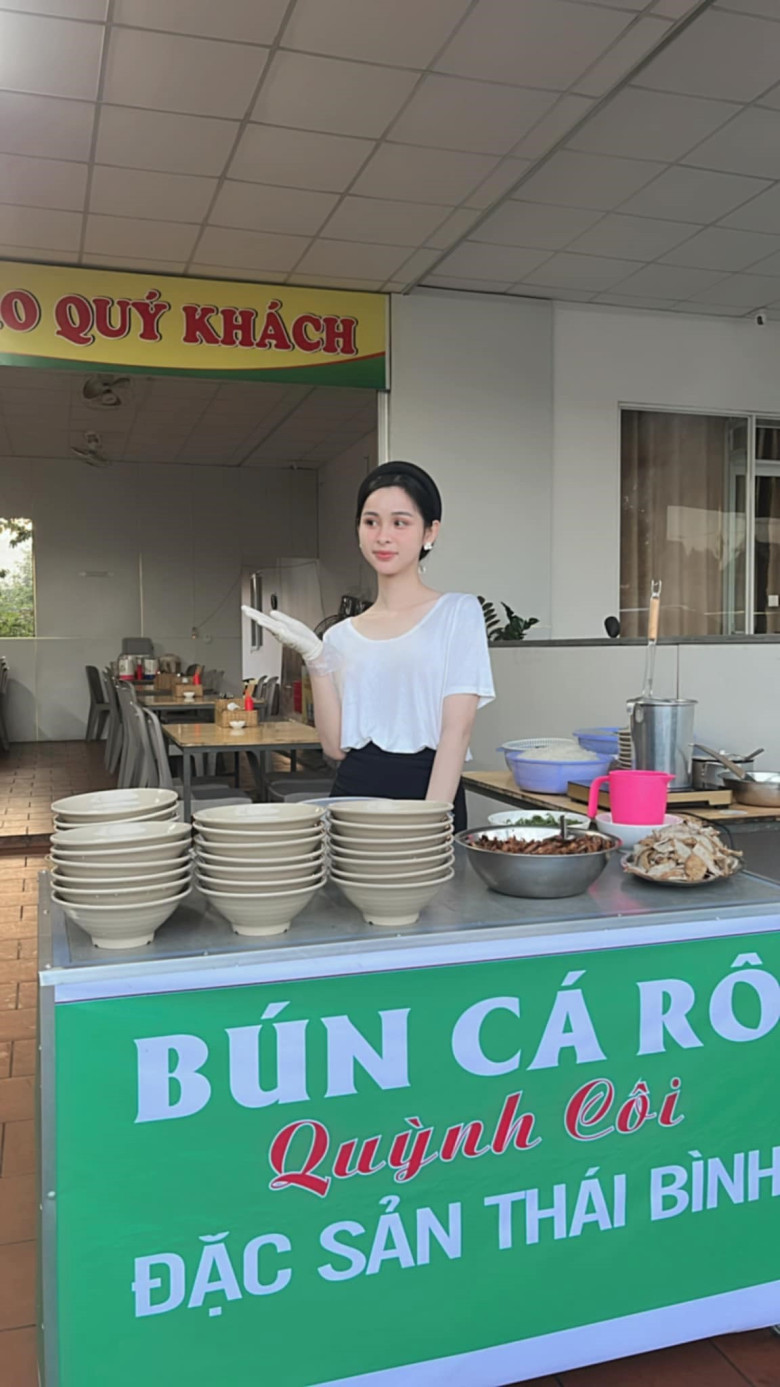 Á hậu Nguyễn Phạm Tường Vi về quê bán bún cá mưu sinh khiến công chúng bất ngờ và tiếc nuối cho một nhan sắc nổi bật.