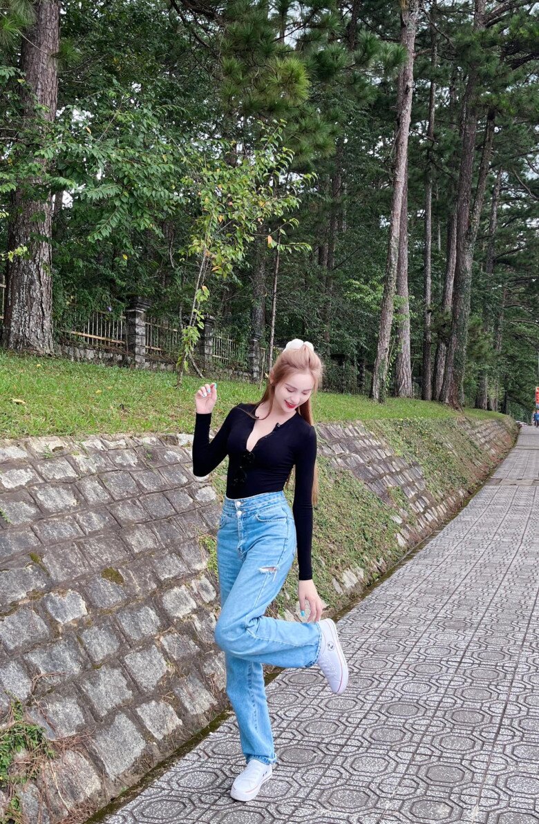 Cô nàng chỉ diện quần jeans, áo thun mà vẫn nổi bật nhờ làn da trắng sứ và nụ cười ngọt lịm.