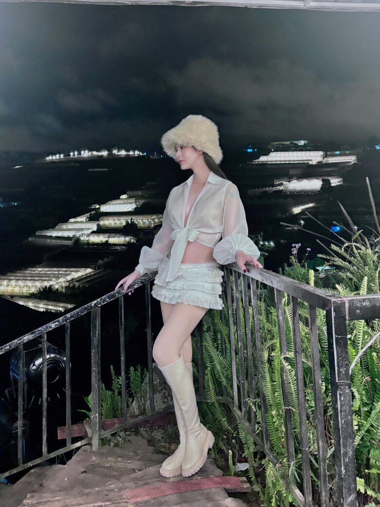 Đôi lần, Tường Vi cũng thiêu đốt ánh nhìn khi quay trở lại phong cách sexy trước đây.