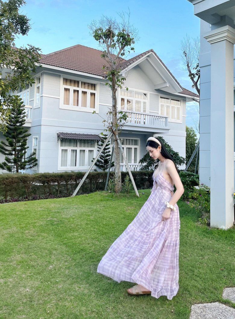 Những kiểu váy áo hở lưng, trễ nải được cô trưng dụng nhiều.