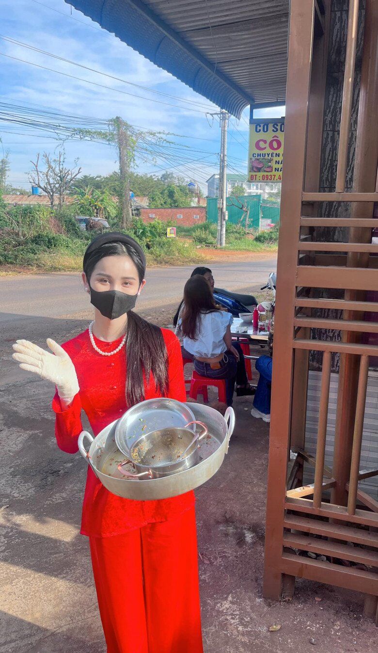 Nhìn hình ảnh mộc mạc này, nhiều người khó nhận ra Tường Vi xinh đẹp, tỏa sáng trên sân khấu một thời.