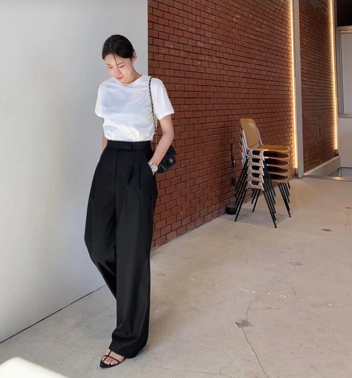 Áo thun trắng tinh khôi kết hợp quần âu đen cạp cao và sandal mảnh, mang đến vẻ đẹp tối giản nhưng không nhàm chán. Một lựa chọn “đinh” cho những cô nàng theo đuổi hình ảnh thanh lịch, tự do và phóng khoáng.