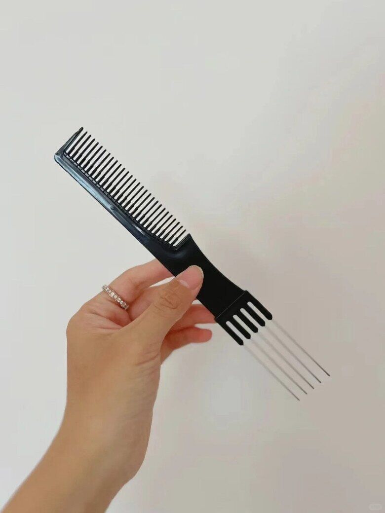 Lược chải răng đuôi sắt 5 chân giúp chị em tạo phồng tóc.