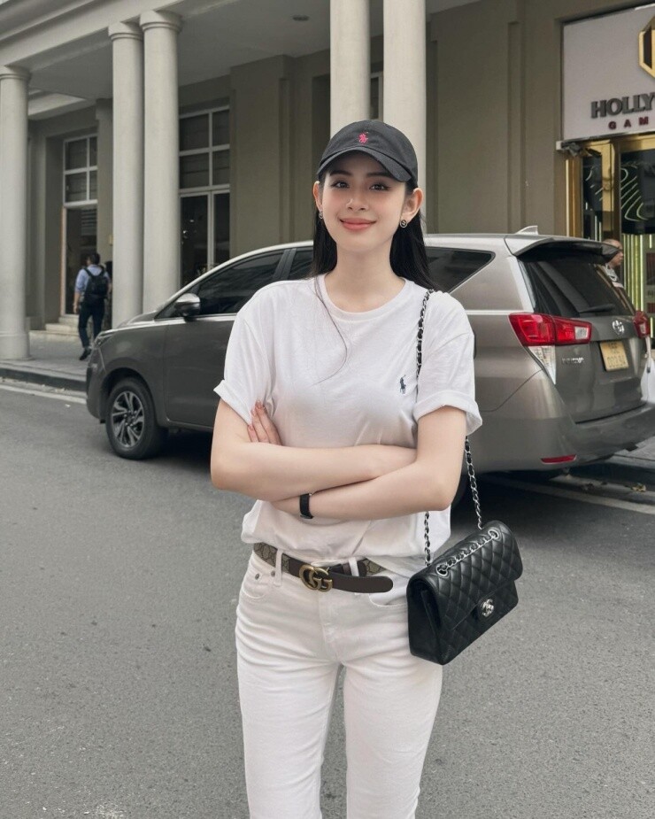 Áo thun cổ tròn đơn giản, ôm nhẹ vào cổ tạo cảm giác gọn gàng, trẻ trung. Kết hợp cùng quần trắng và phụ kiện tối màu, tổng thể mang vibe clean girl hiện đại, toát lên vẻ năng động mà vẫn thanh lịch.