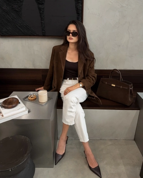 Chiếc áo vest/blazer cứng cáp thể giúp chị em trông lịch sự, chỉn chu khi phối với quần ống suông hoặc quần short.
