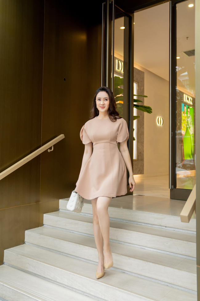 Hồng Diễm sở hữu một phiên bản khác với màu trắng trông sang chảnh hơn.