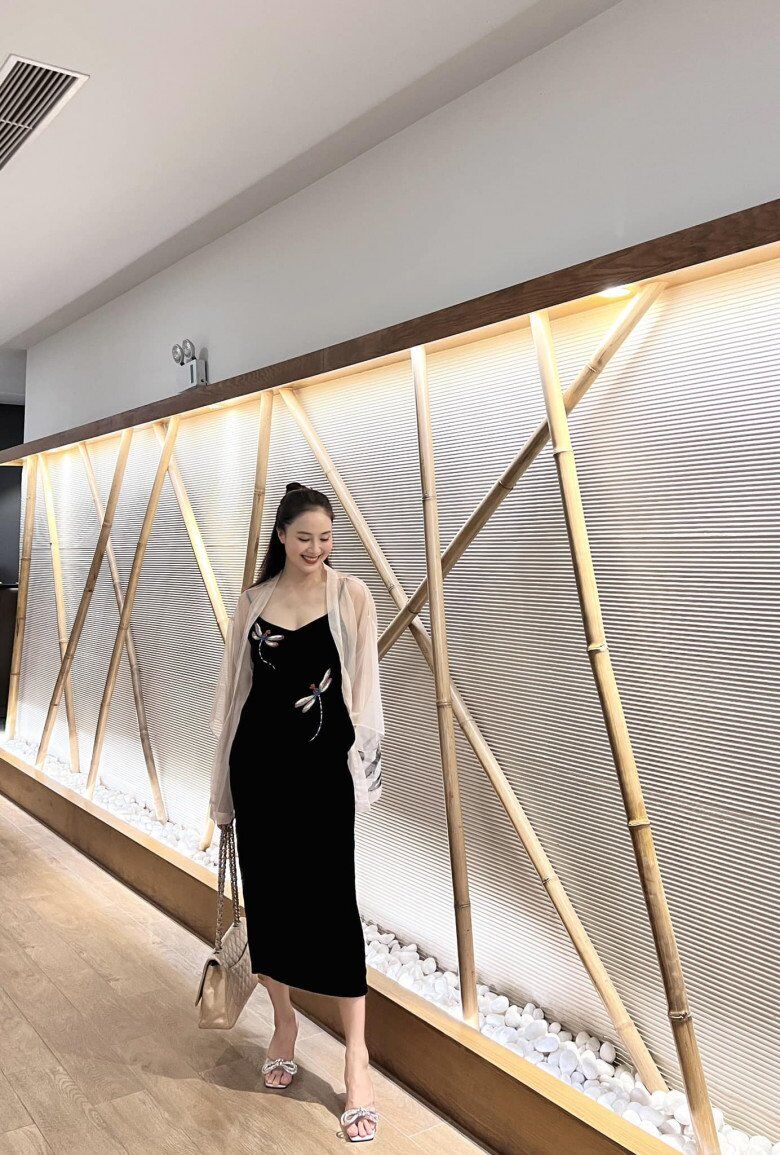 Hồng Diễm thường tạo điểm nhấn cho set đồ sang trọng bằng túi Classic Chanel, hoàn hảo với phong cách nữ tính, thanh lịch của cô.